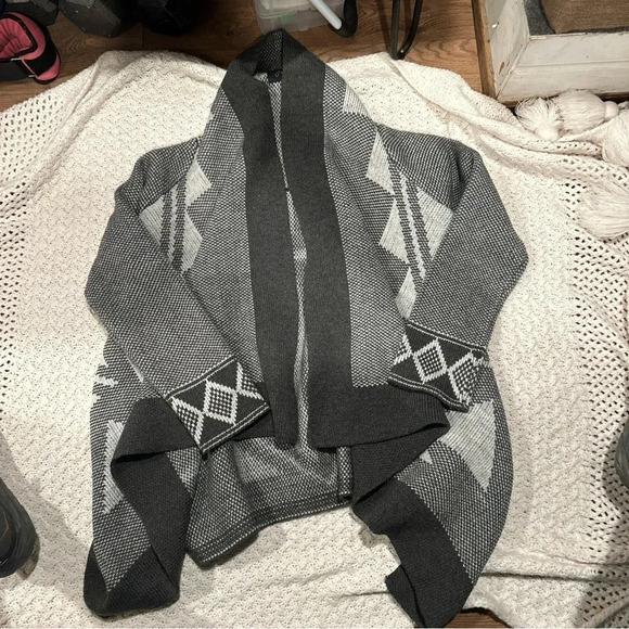 J& J Cardigan S/P Women's Gray
Color And Design - Picture 1 of 10